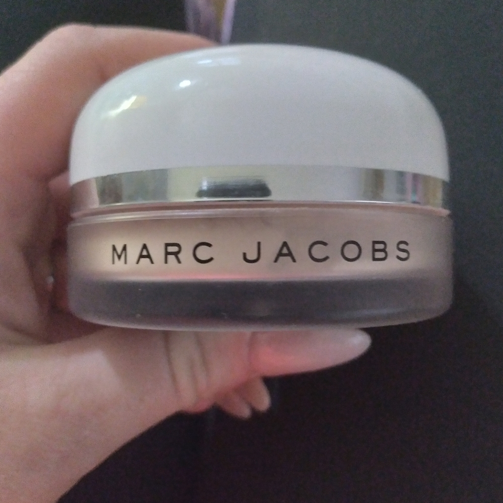 Marc Jacob's finish line powder